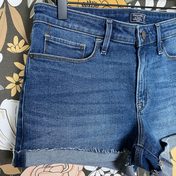 NWT Abercrombie & Fitch Harper Low Rise Short Women Size 28 (6) - Picture 3 of 15